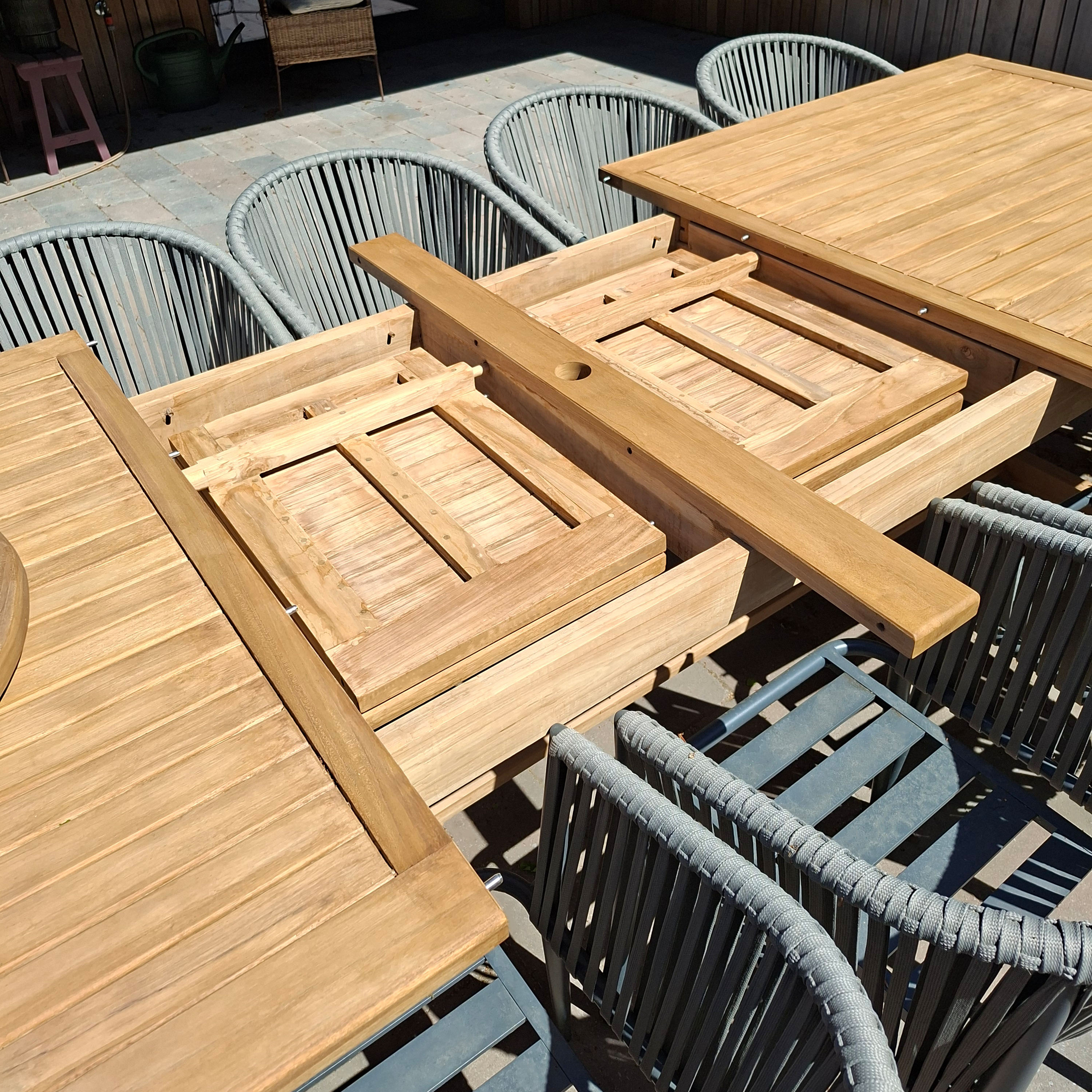 AXI Raisa Teak Rectangular Extendable Garden Table 240 – 320 cm