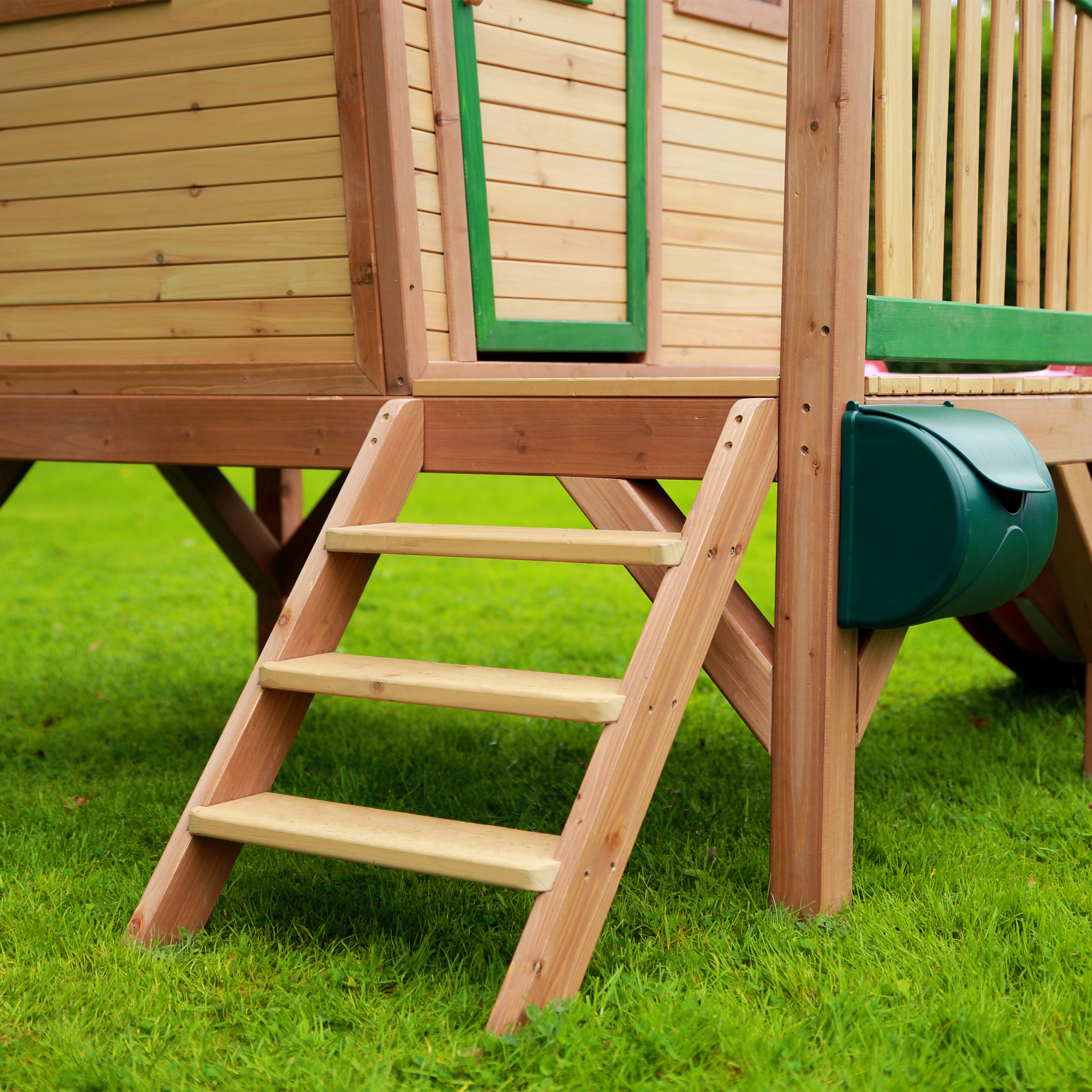AXI Robin Playhouse Brown/Green - Red Slide