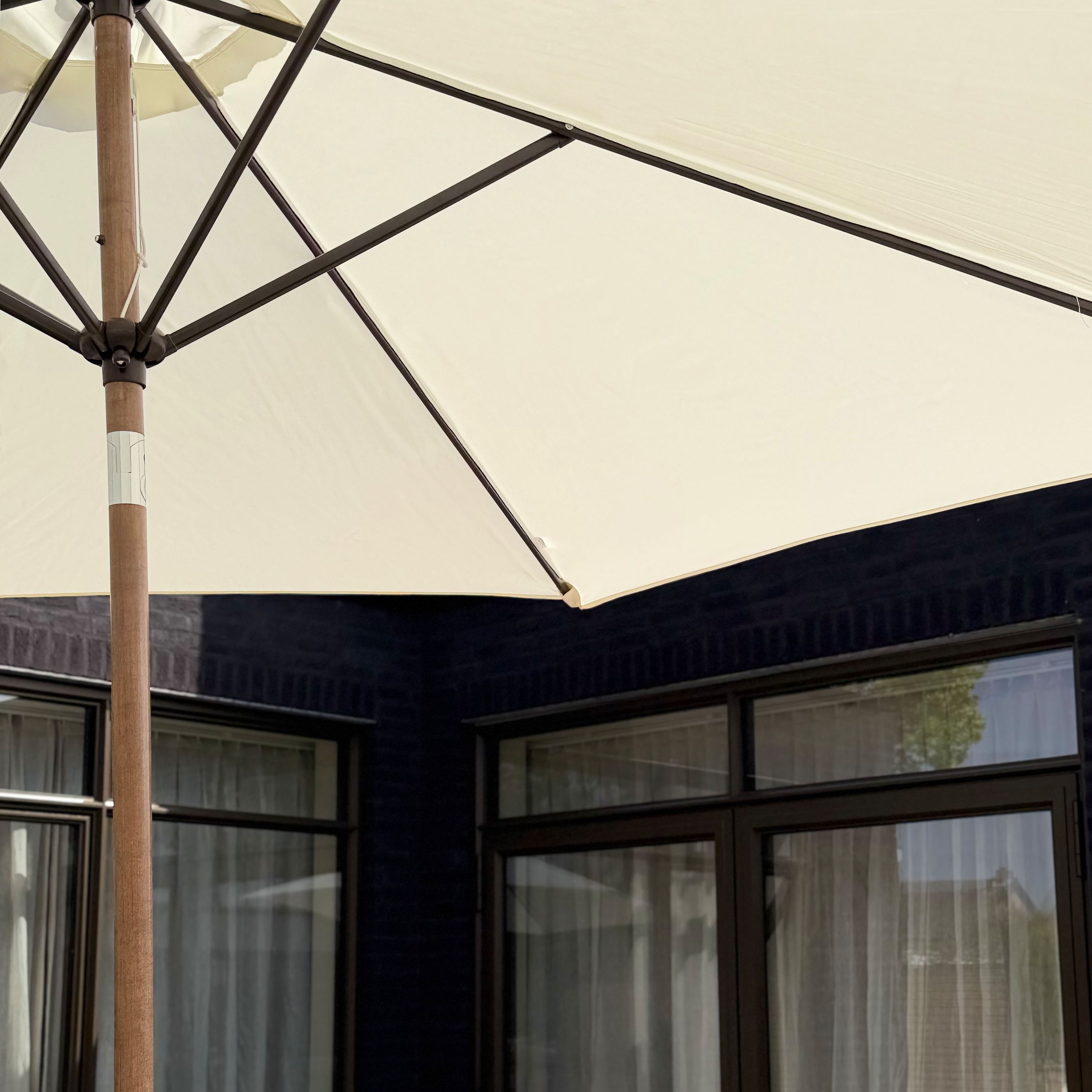 AXI Noor Centre Pole Parasol Ø 300cm incl. parasol base Oak-look/Beige