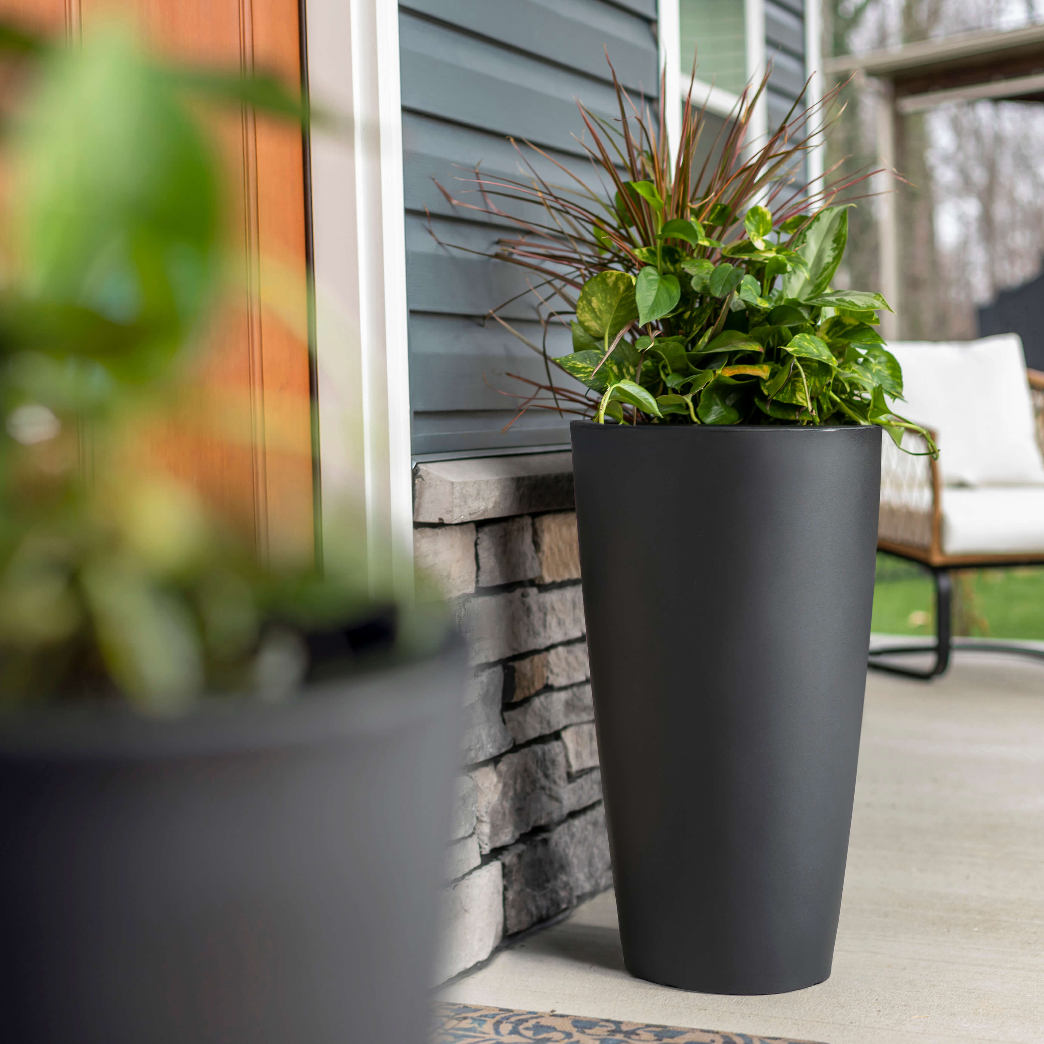 Step2 Tremont Round Flower Pot Large - Onyx Black