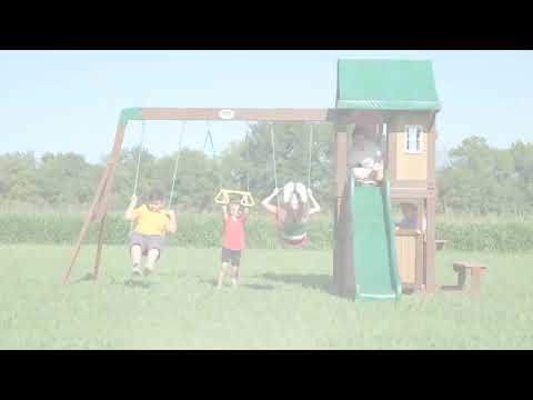 Torre de juegos Lakewood de Backyard Discovery con columpios y tobogán