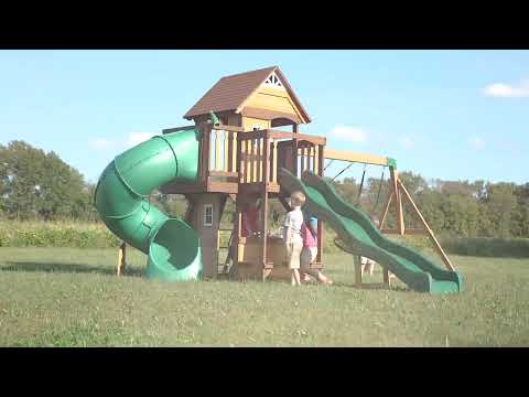 Torre de juegos Backyard Discovery Cedar Cove con columpios, toboganes y torre mirador